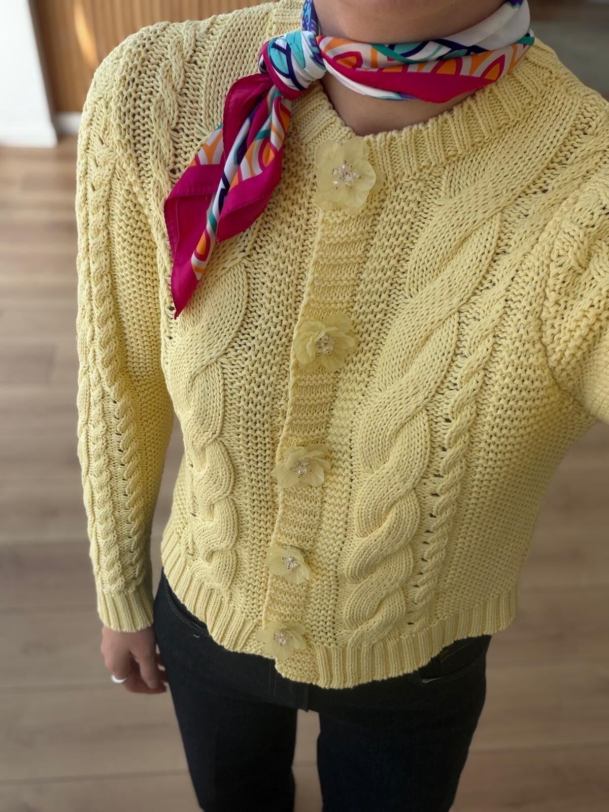 BONCUK ÇİÇEK DÜĞMELİ SAÇ ÖRGÜLÜ HIRKA - SARI