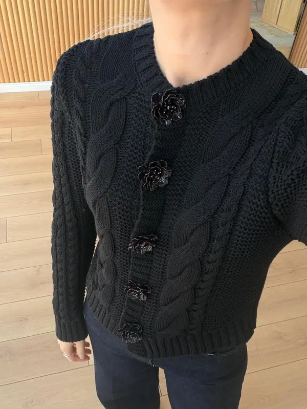 BONCUK ÇİÇEK DÜĞMELİ SAÇ ÖRGÜLÜ HIRKA - SİYAH