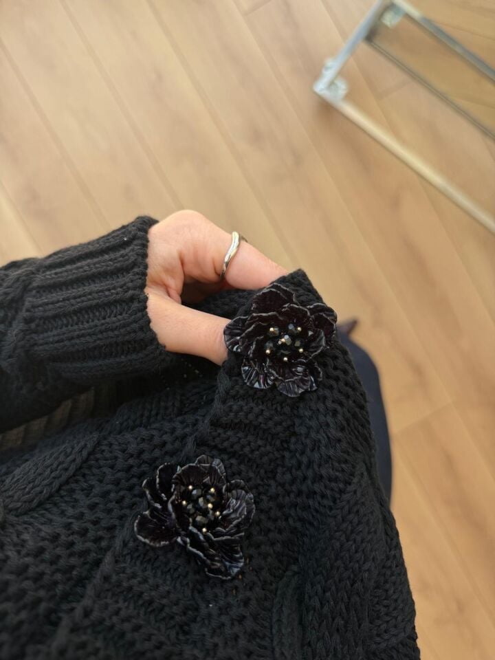 BONCUK ÇİÇEK DÜĞMELİ SAÇ ÖRGÜLÜ HIRKA - SİYAH