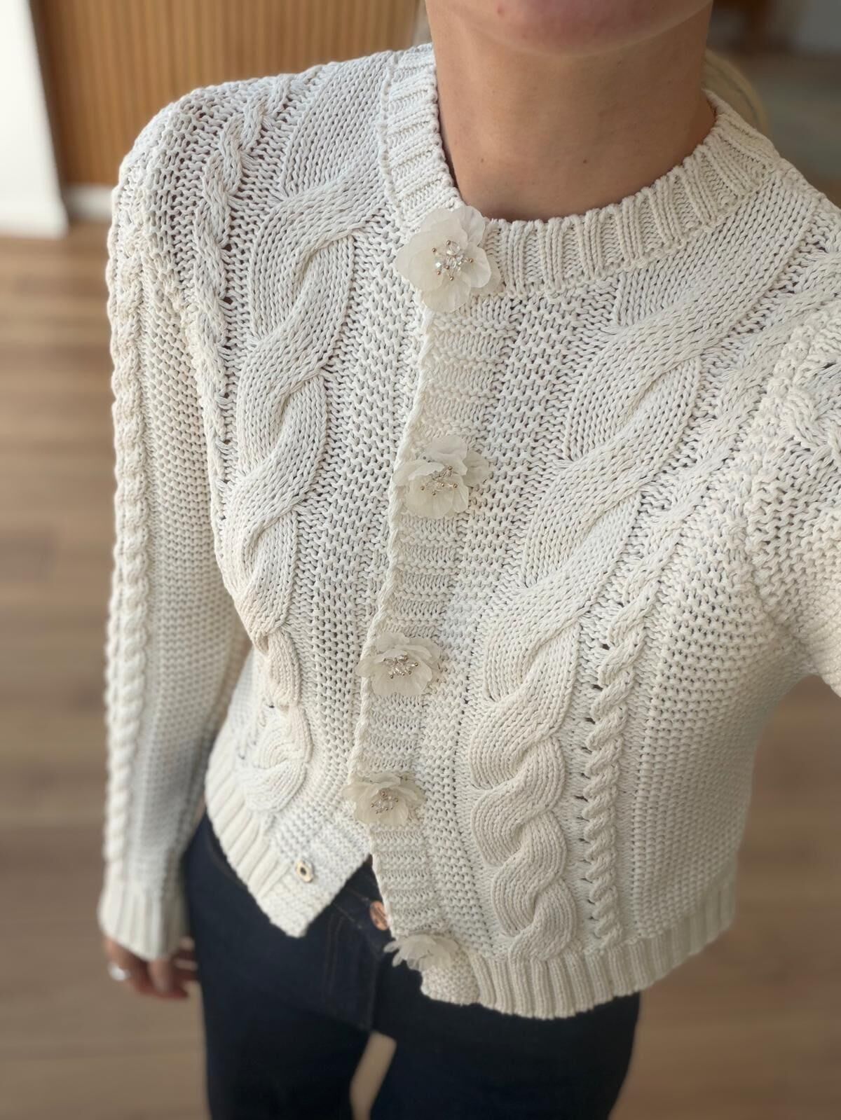 BONCUK ÇİÇEK DÜĞMELİ SAÇ ÖRGÜLÜ HIRKA - EKRU