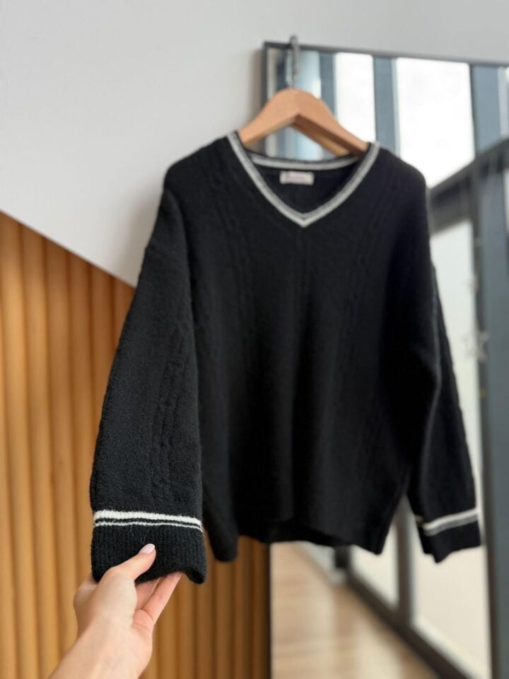 BİYELİ V YAKA DOKULU KAZAK - SİYAH