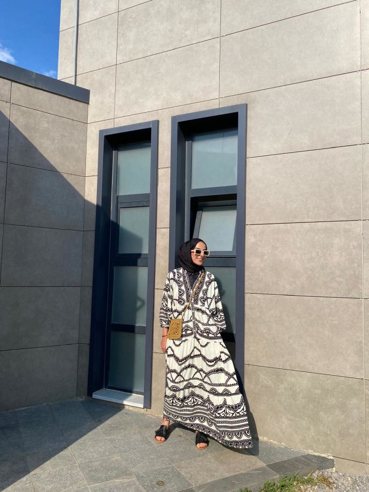 SİYAH BEYAZ HAKİM YAKA ELBİSE