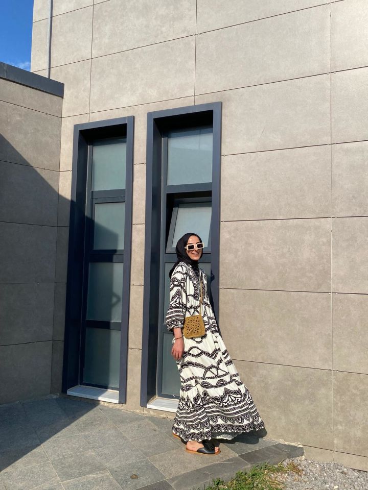 SİYAH BEYAZ HAKİM YAKA ELBİSE