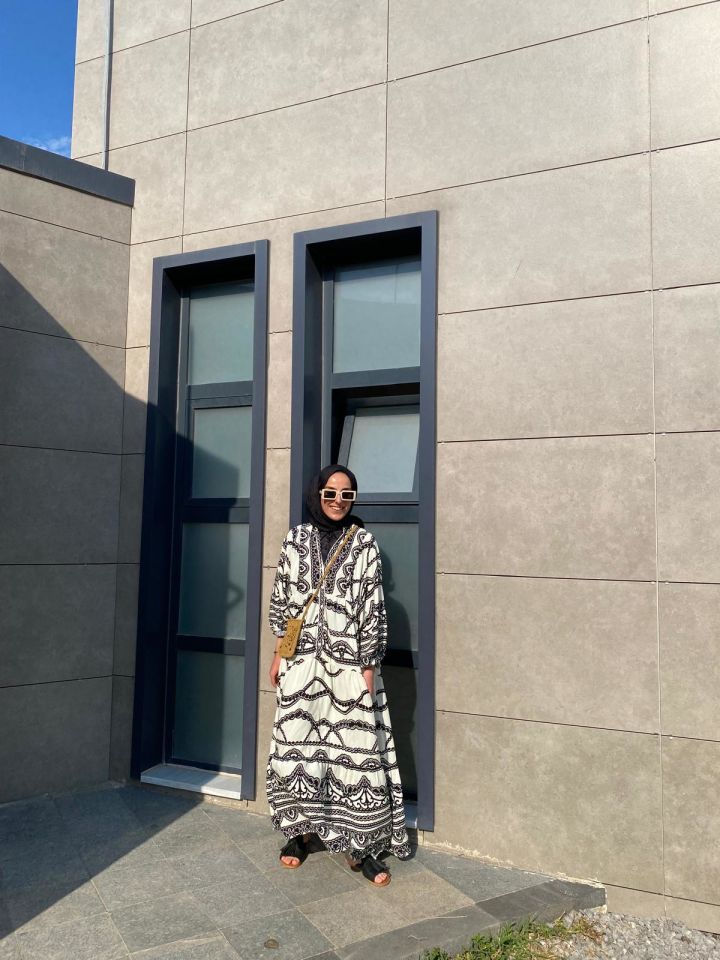 SİYAH BEYAZ HAKİM YAKA ELBİSE