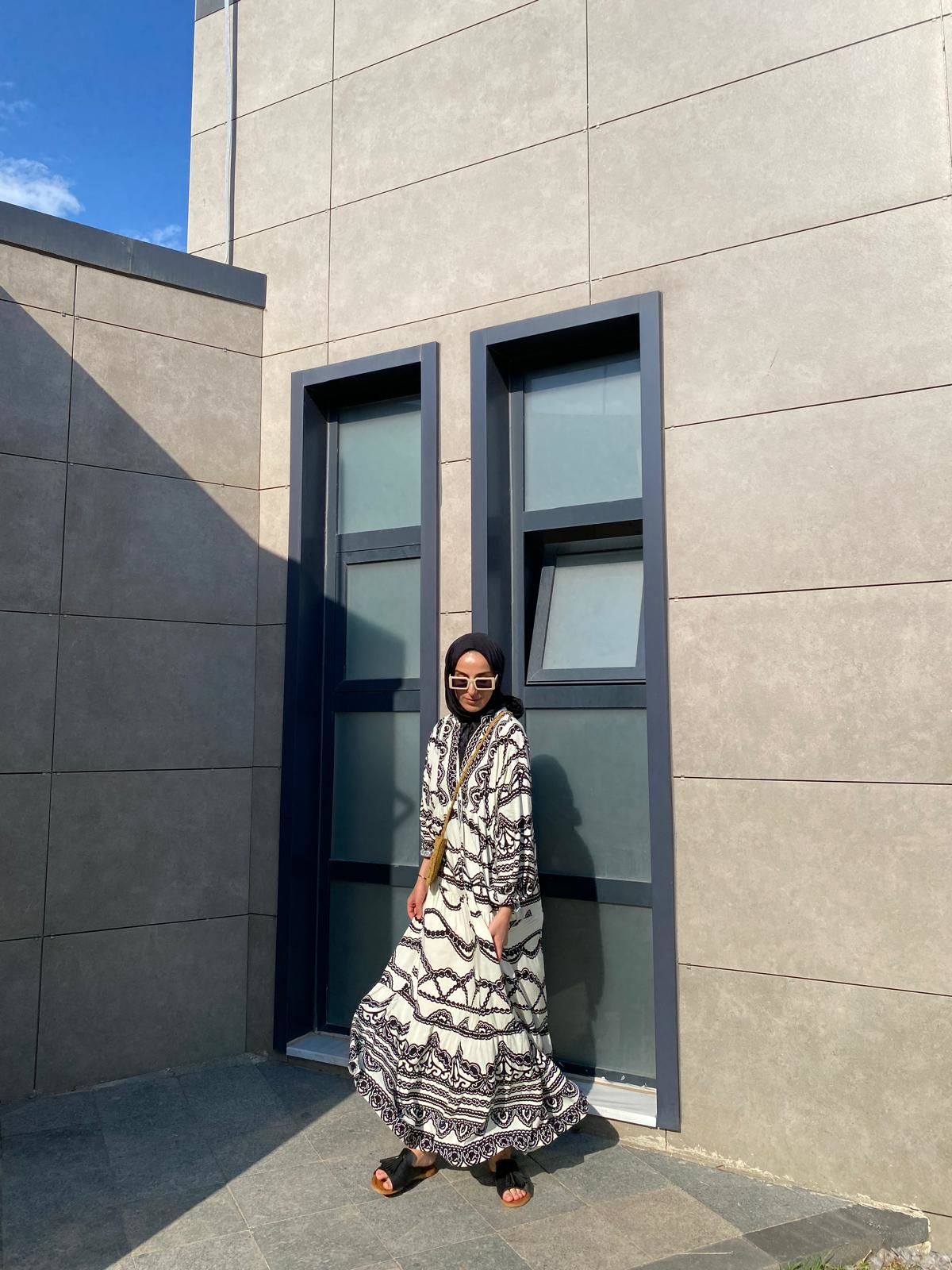 SİYAH BEYAZ HAKİM YAKA ELBİSE