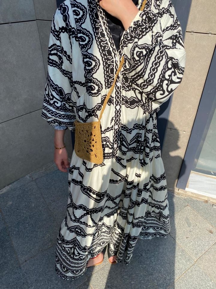 SİYAH BEYAZ HAKİM YAKA ELBİSE