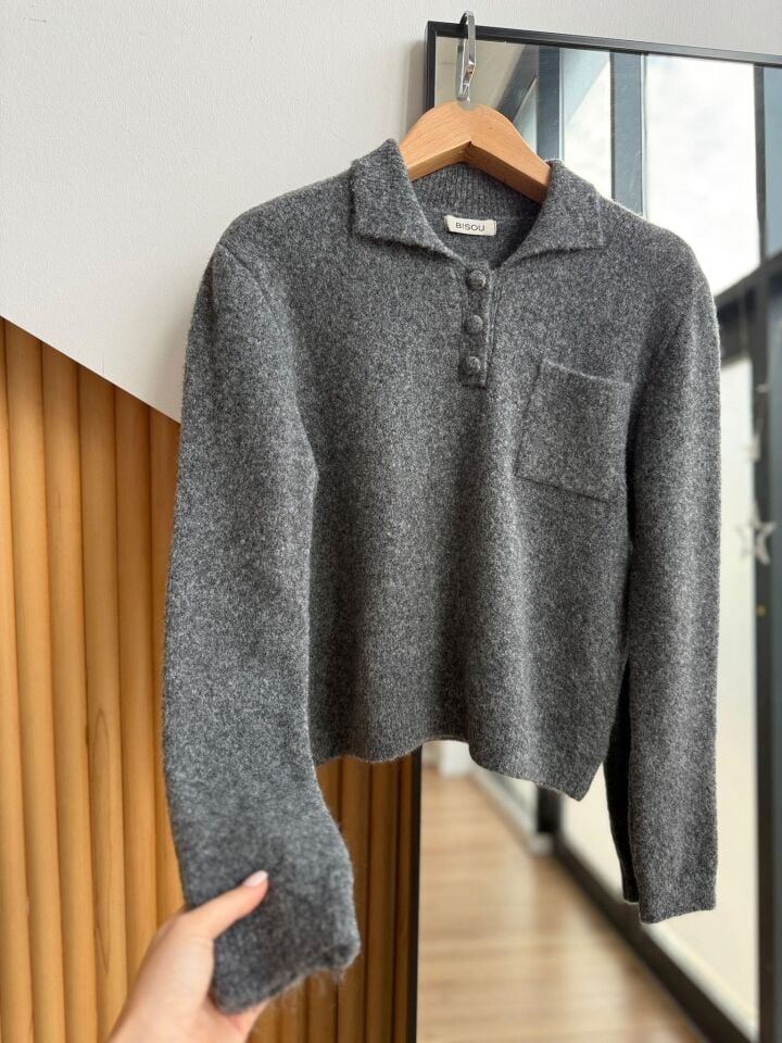 KAPLAMA DÜĞME DETAYLI POLO YAKA KAZAK - GRİ