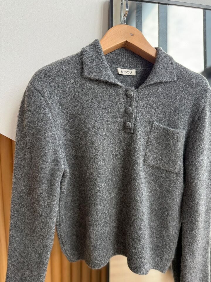 KAPLAMA DÜĞME DETAYLI POLO YAKA KAZAK - GRİ