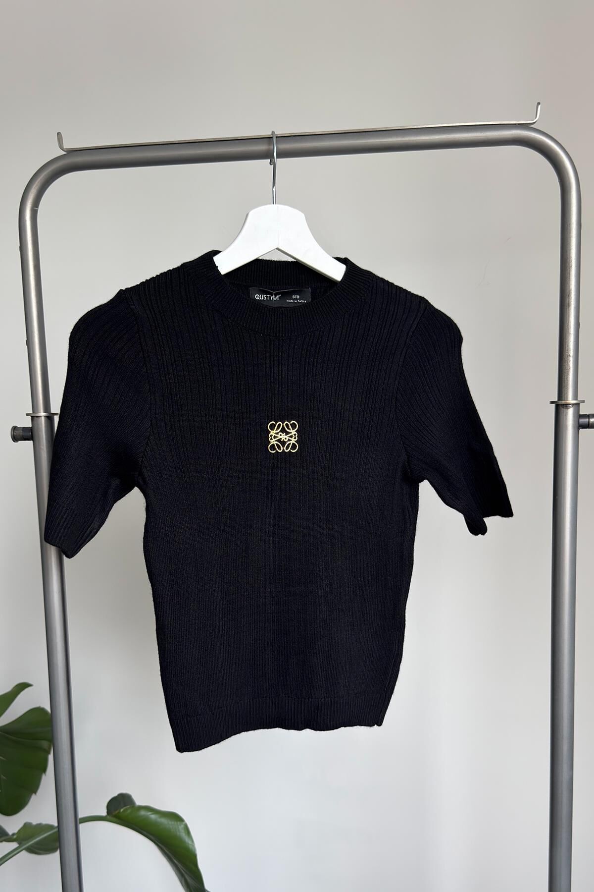 GOLD BROŞ DETAY KISA KOL TRİKO KAZAK - SİYAH