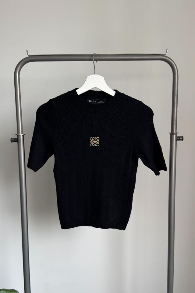 GOLD BROŞ DETAY KISA KOL TRİKO KAZAK - SİYAH