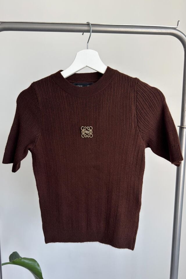 GOLD BROŞ DETAY KISA KOL TRİKO KAZAK - KAHVE