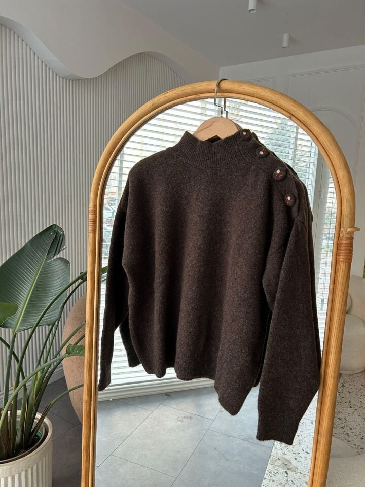 NAKIŞLI KAPLAMA DÜĞMELİ KAZAK MANOLYA - KAHVRENGİ