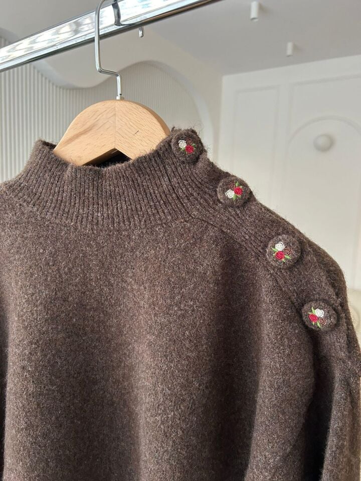 NAKIŞLI KAPLAMA DÜĞMELİ KAZAK MANOLYA - KAHVRENGİ