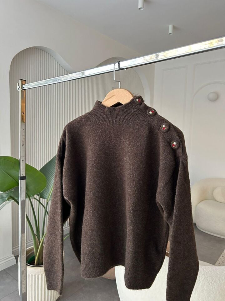 NAKIŞLI KAPLAMA DÜĞMELİ KAZAK MANOLYA - KAHVRENGİ