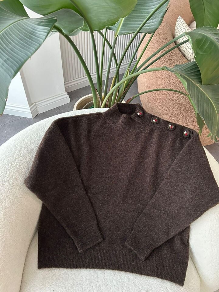 NAKIŞLI KAPLAMA DÜĞMELİ KAZAK MANOLYA - KAHVRENGİ