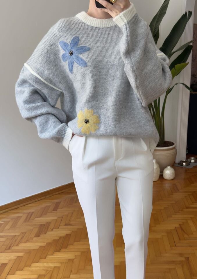 ÇİÇEK DETAY TASARIM KAZAK - GRİ