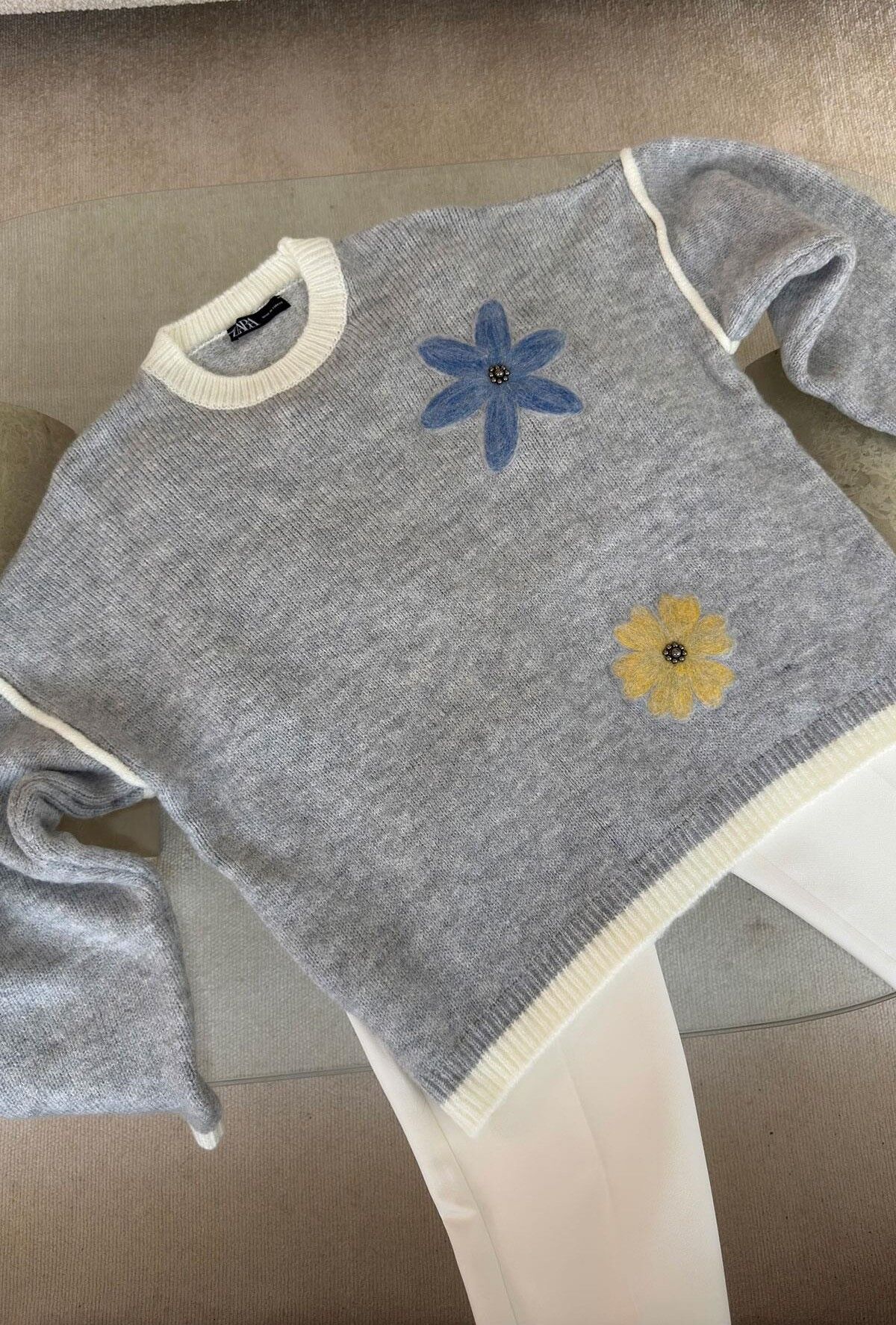 ÇİÇEK DETAY TASARIM KAZAK - GRİ