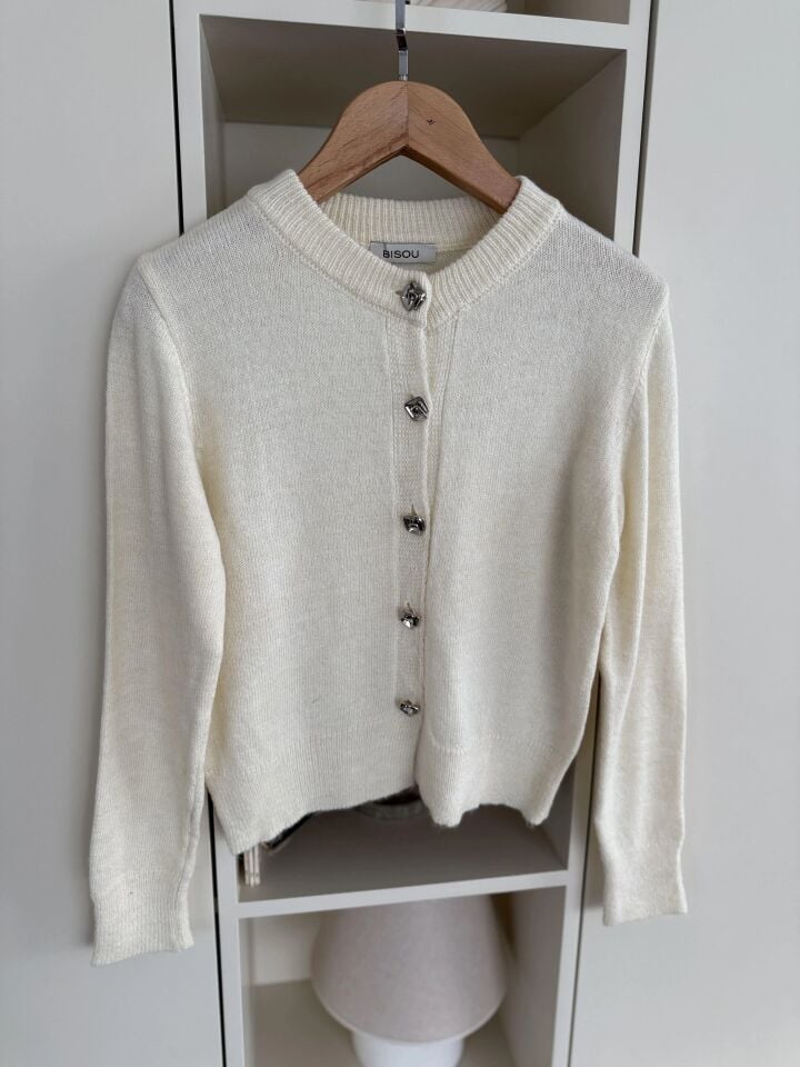 METAL DÜĞMELİ HIRKA - EKRU