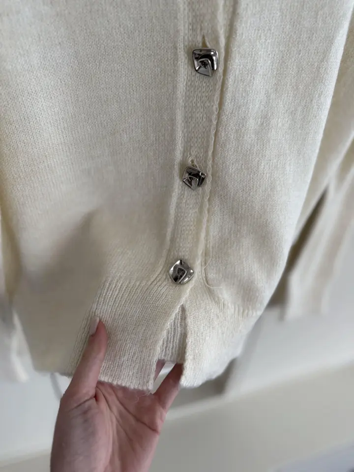 METAL DÜĞMELİ HIRKA - EKRU