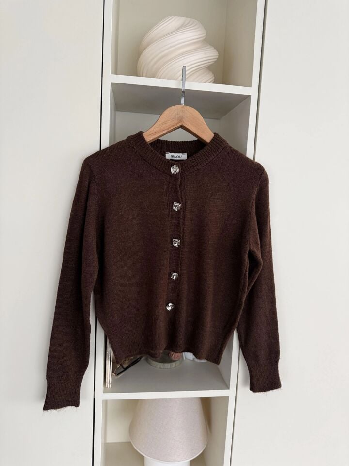 METAL DÜĞMELİ HIRKA - KAHVERENGİ