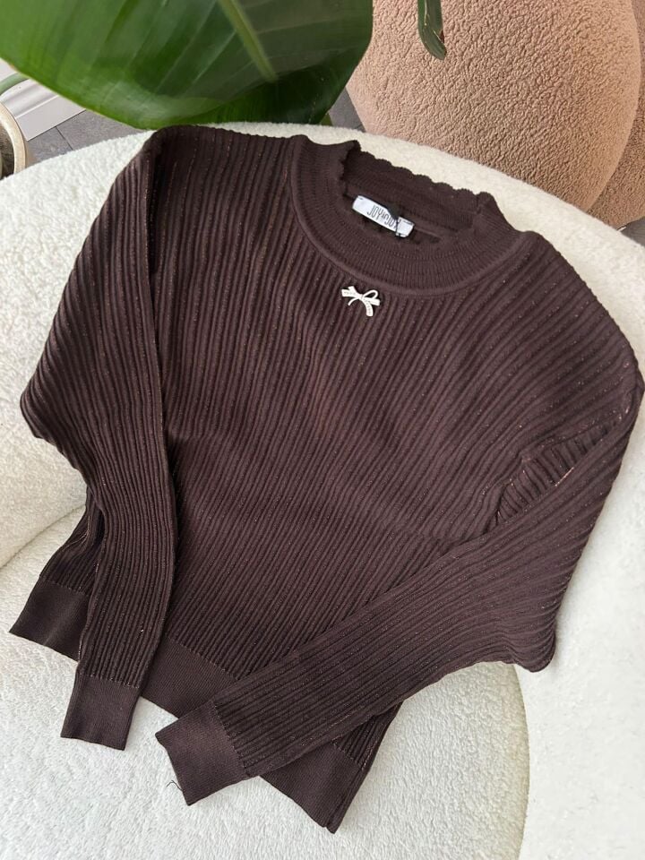 BROŞ DETAYLI SİMLİ BLUZ - ACI KAHVE