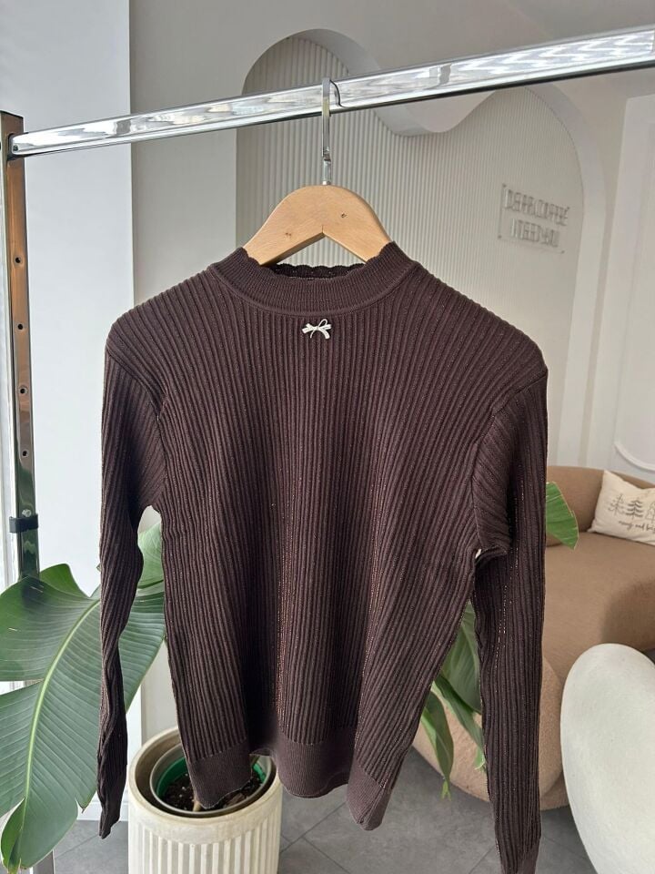 BROŞ DETAYLI SİMLİ BLUZ - ACI KAHVE