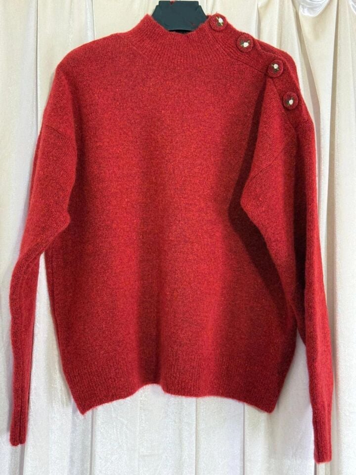 NAKIŞLI KAPLAMA DÜĞMELİ KAZAK MANOLYA - KIRMIZI