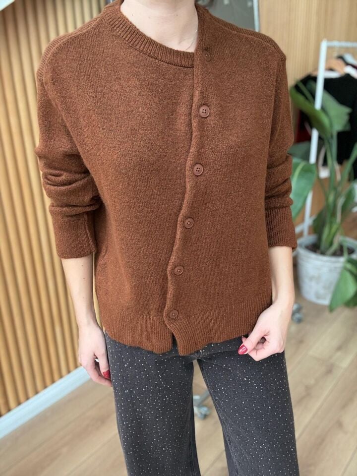 ÇAPRAZ DÜĞMELİ HIRKA - KAHVERENGİ