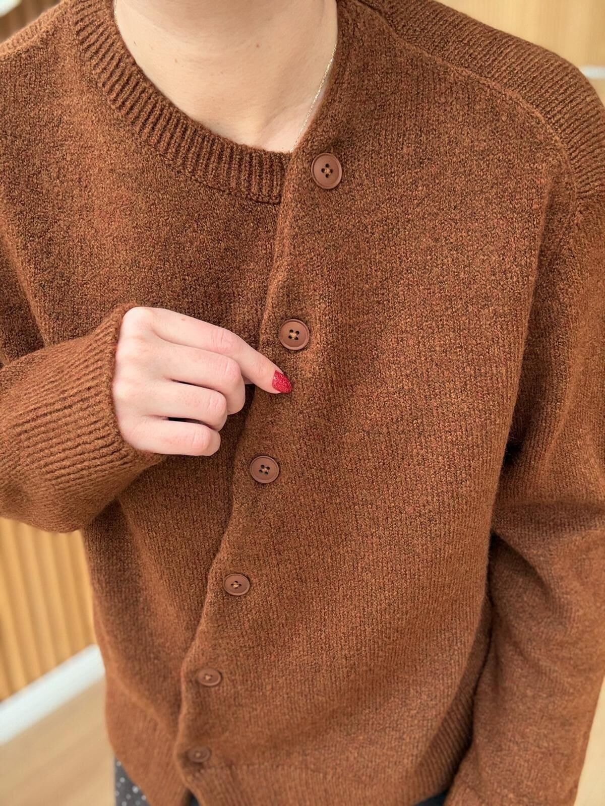 ÇAPRAZ DÜĞMELİ HIRKA - KAHVERENGİ