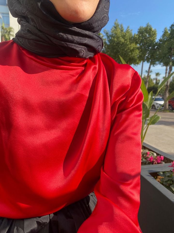 BOĞAZLI SATEN BLUZ - KIRMIZI