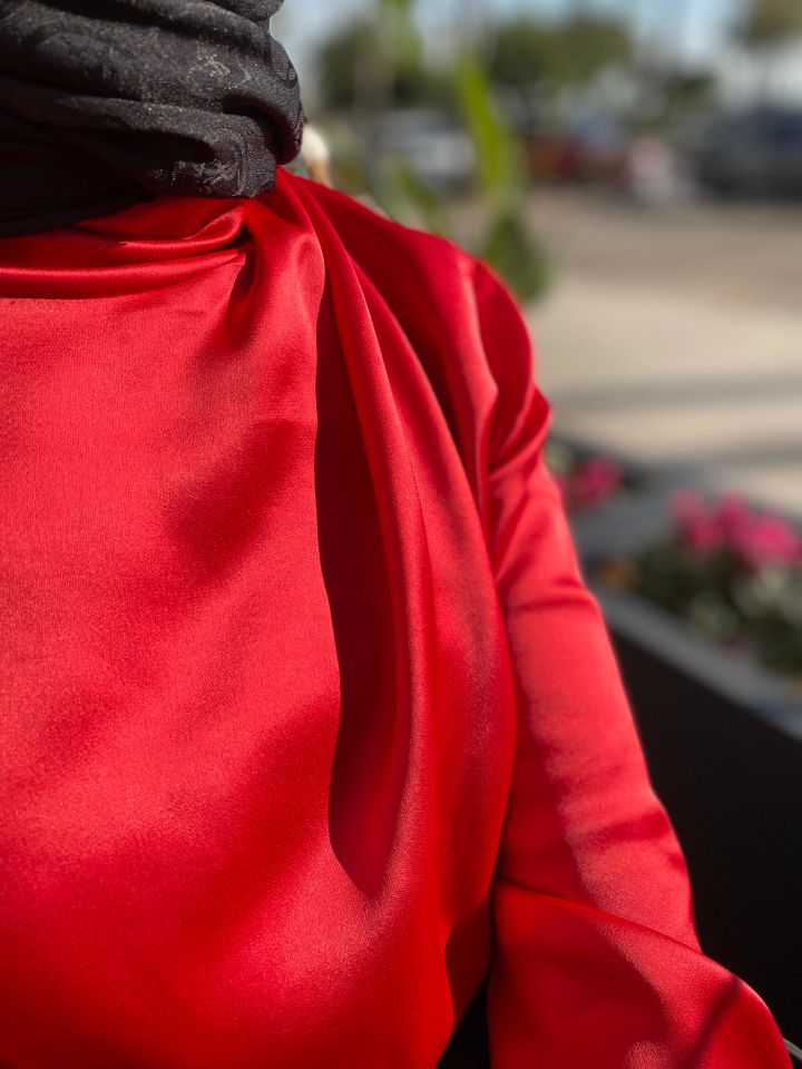 BOĞAZLI SATEN BLUZ - KIRMIZI