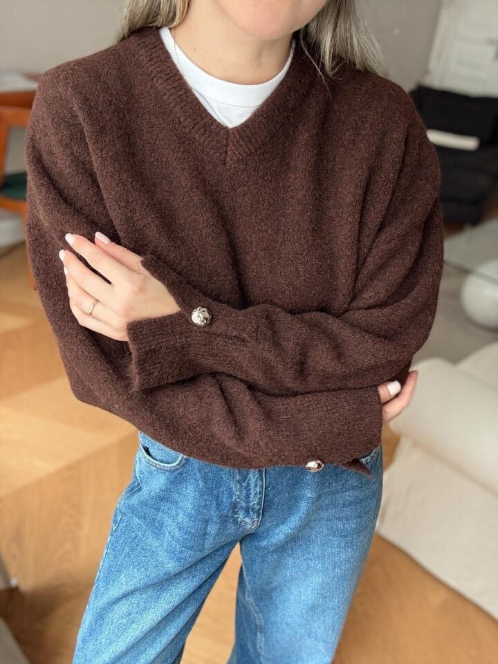 V YAKA KOLU DÜĞMELİ KAZAK - KAHVERENGİ
