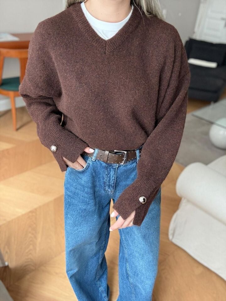 V YAKA KOLU DÜĞMELİ KAZAK - KAHVERENGİ