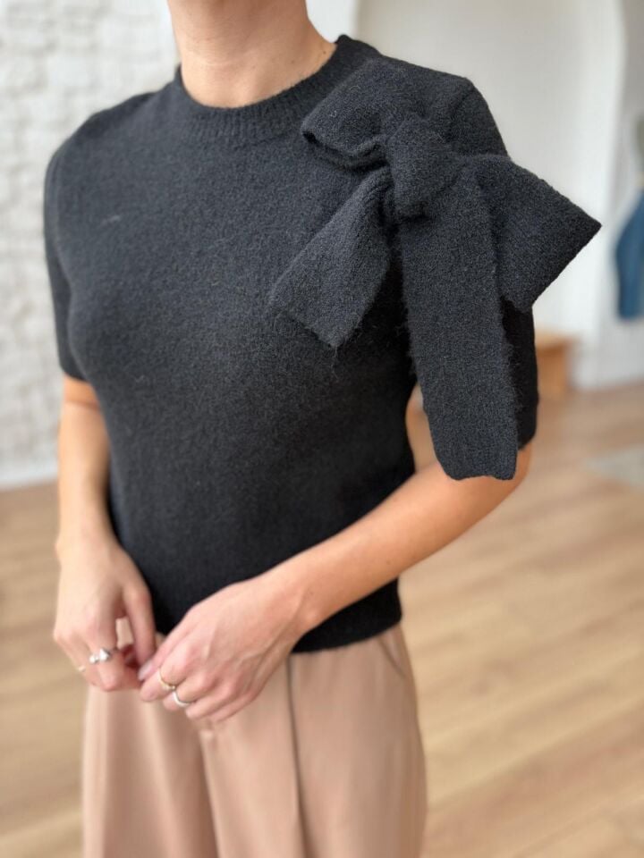 FİYONK DETAYLI YUMOŞ TRİKO KAZAK- SİYAH