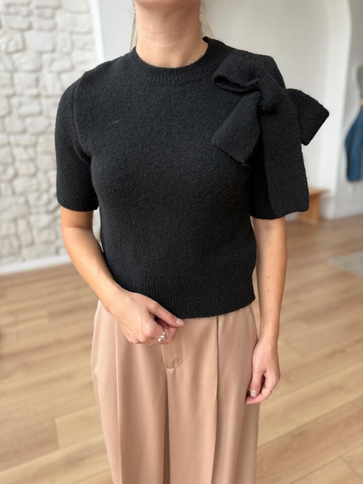 FİYONK DETAYLI YUMOŞ TRİKO KAZAK- SİYAH