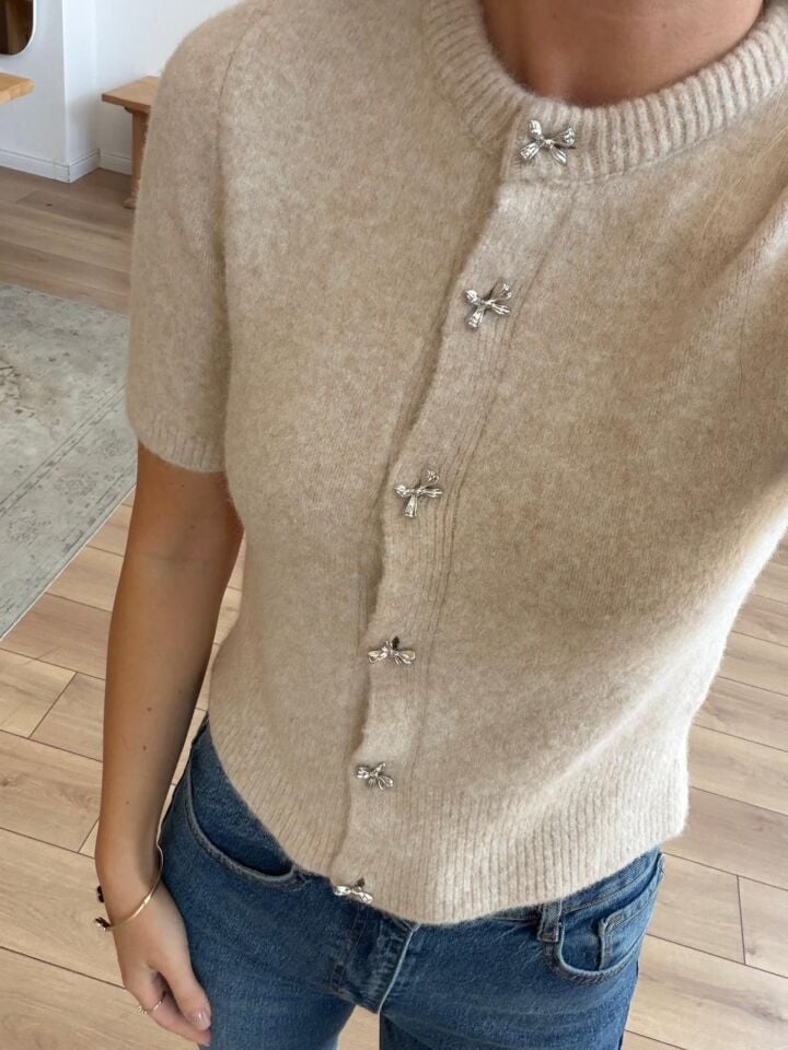 FİYONK DÜĞMELİ TRİKO HIRKA - BEJ