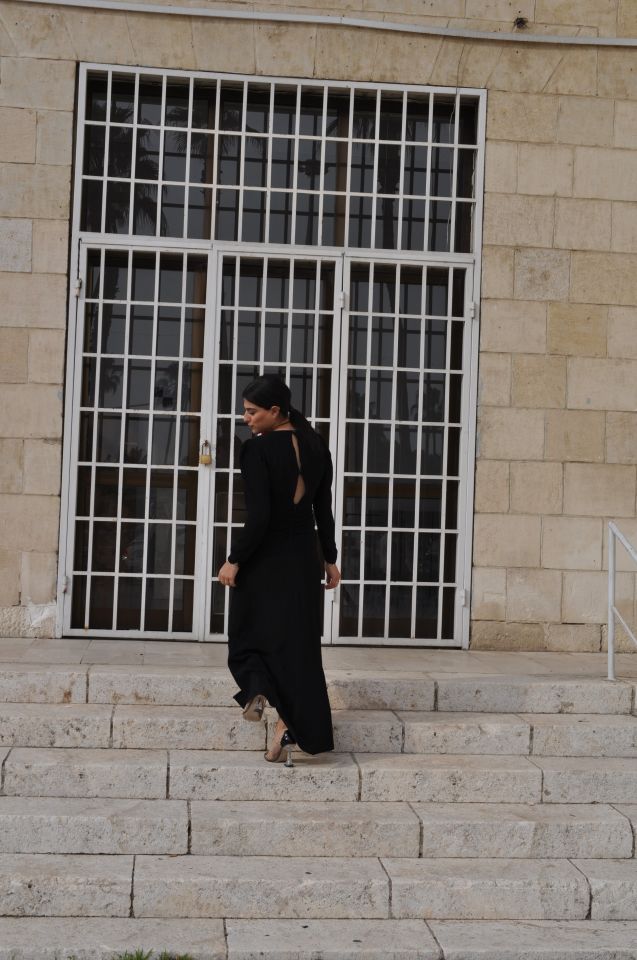 SIRT DETAYLI VATKALI SİYAH ELBİSE