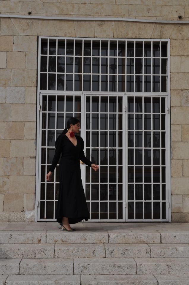SIRT DETAYLI VATKALI SİYAH ELBİSE