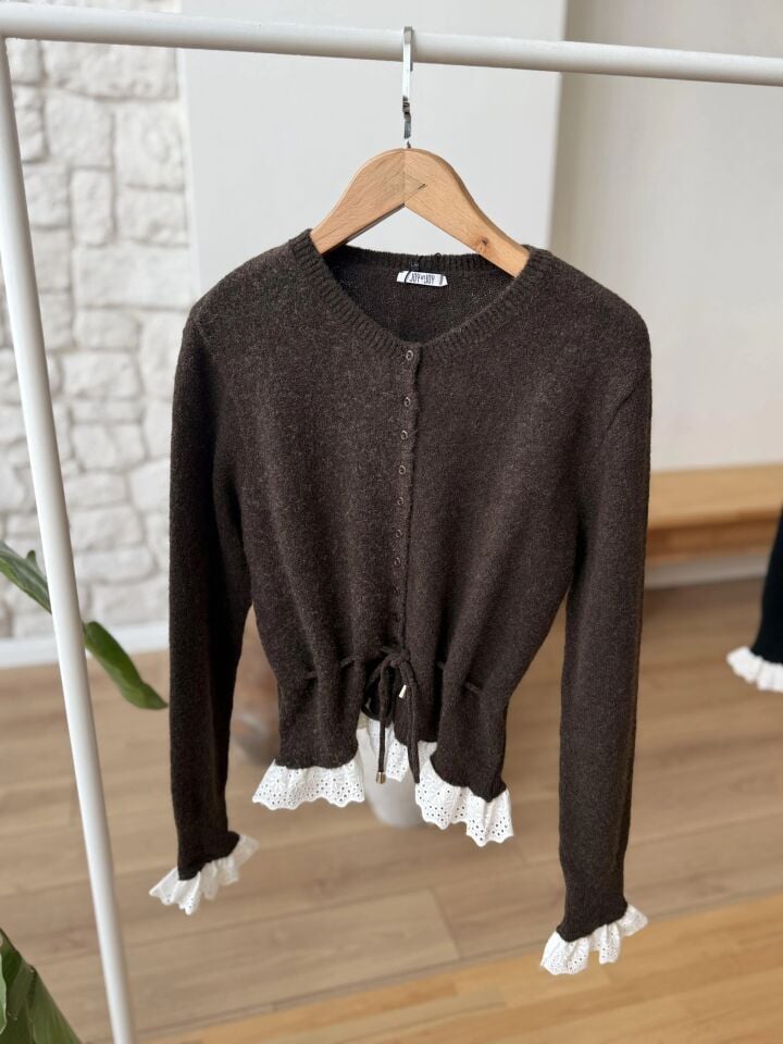 BELİ BÜZGÜLÜ FİSTOLU TRİKO - KAHVRENGİ