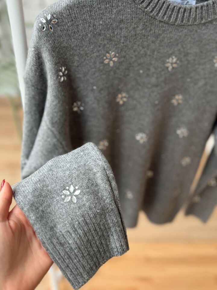 ÇİÇEK TAŞLI TRİKO KAZAK - GRİ