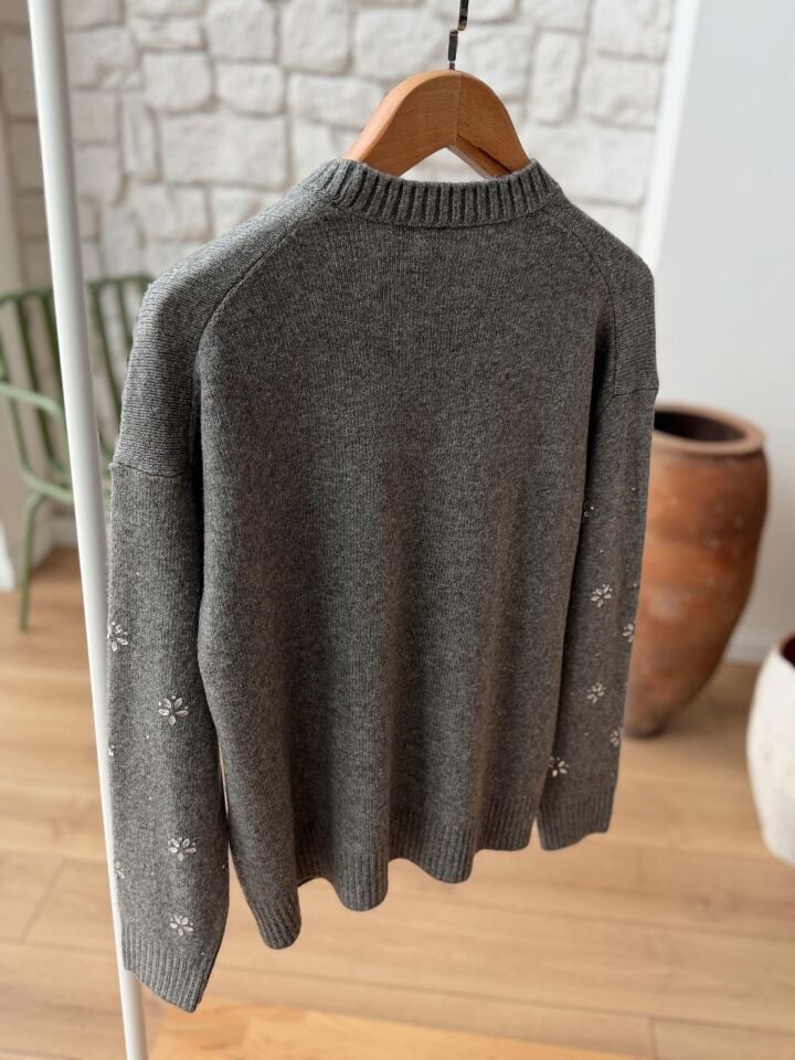 ÇİÇEK TAŞLI TRİKO KAZAK - GRİ