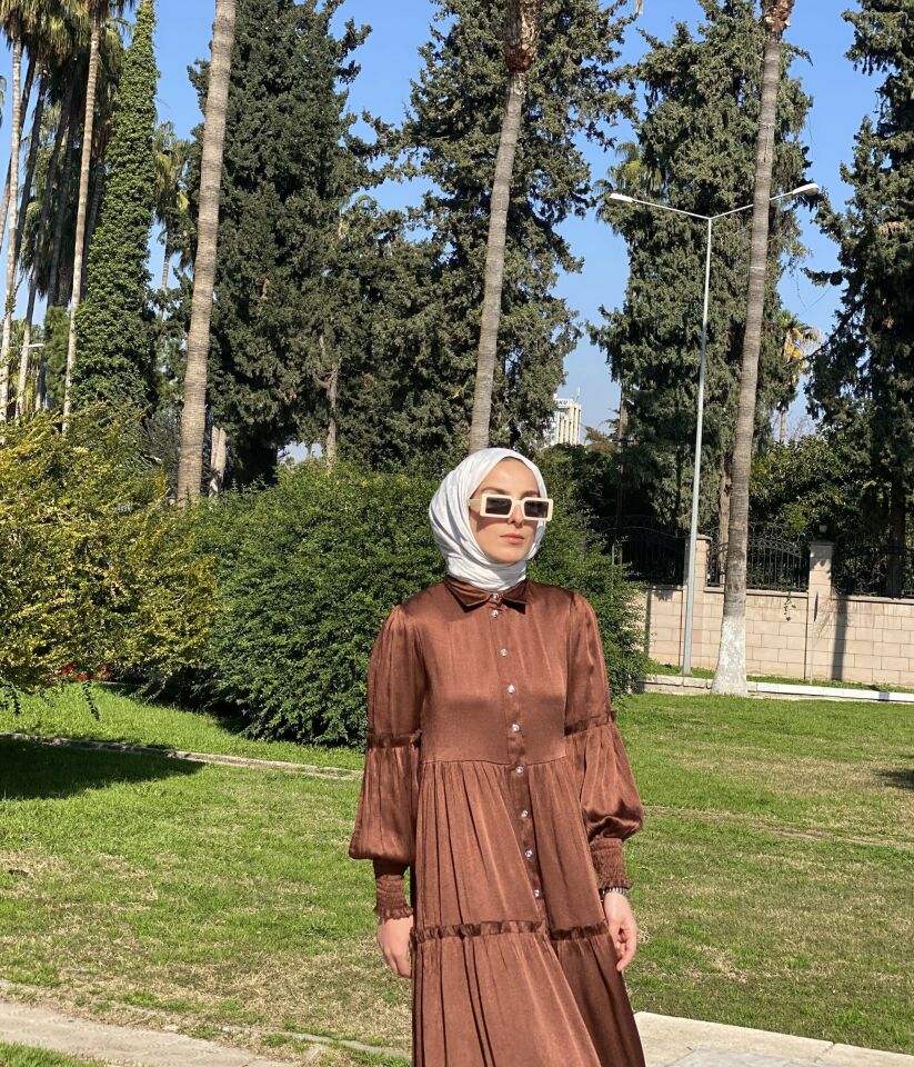 ACI KAHVE PİLİSELİ SATEN ELBİSE
