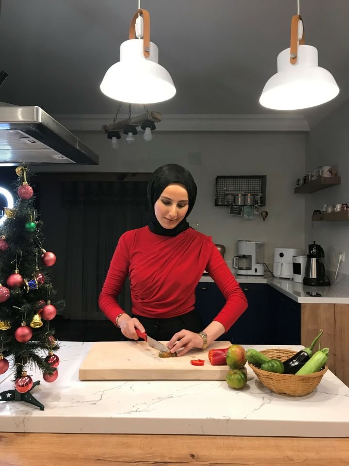 KIRMIZI BOĞAZLI TASARIM BLUZ