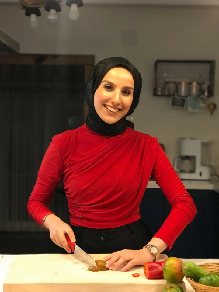 KIRMIZI BOĞAZLI TASARIM BLUZ