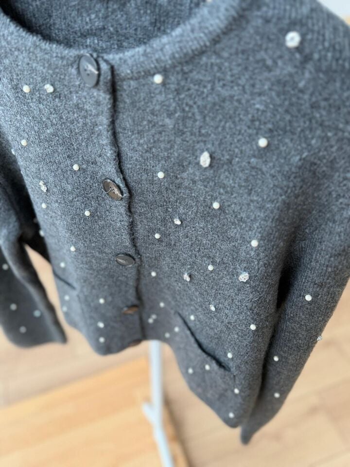 İNCİLİ TAŞLI HIRKA - ANTRASİT