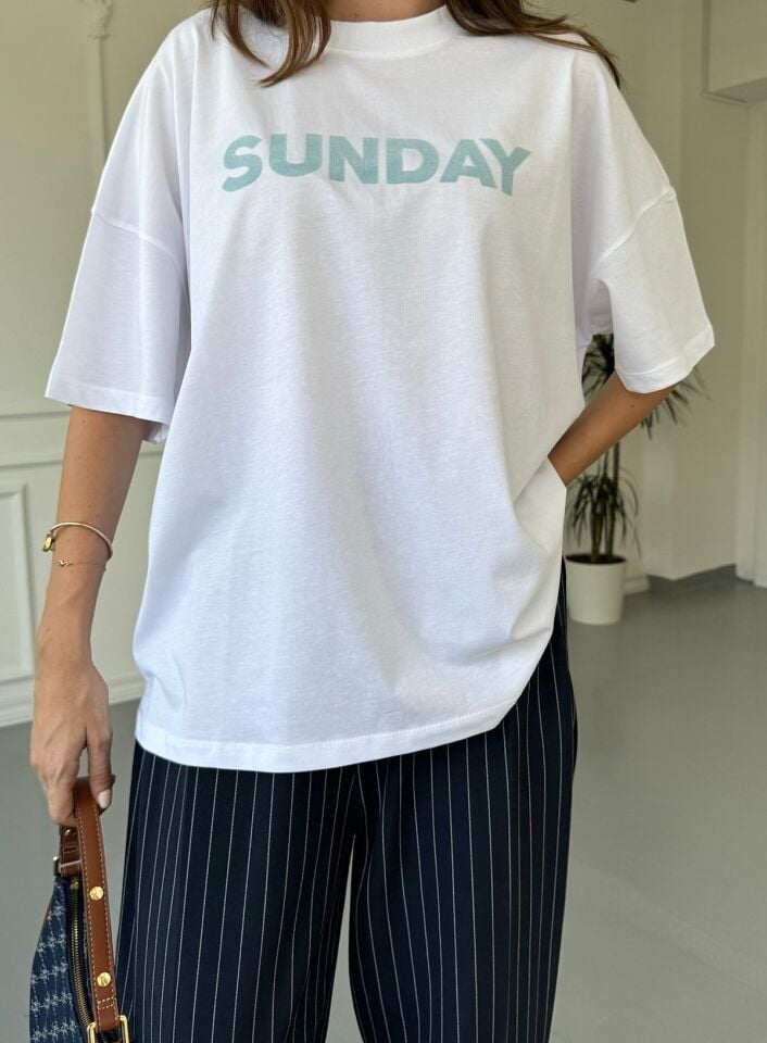 SUNDAY YAZILI T-SHIRT -
