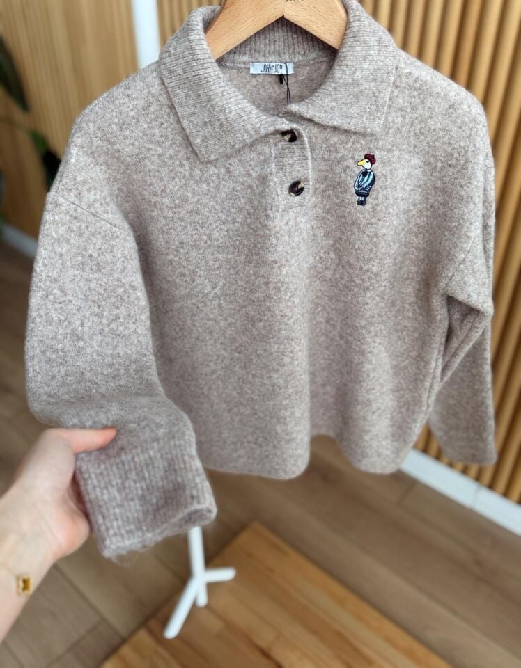 KUŞ NAKIŞLI POLO YAKA KAZAK - BEJ