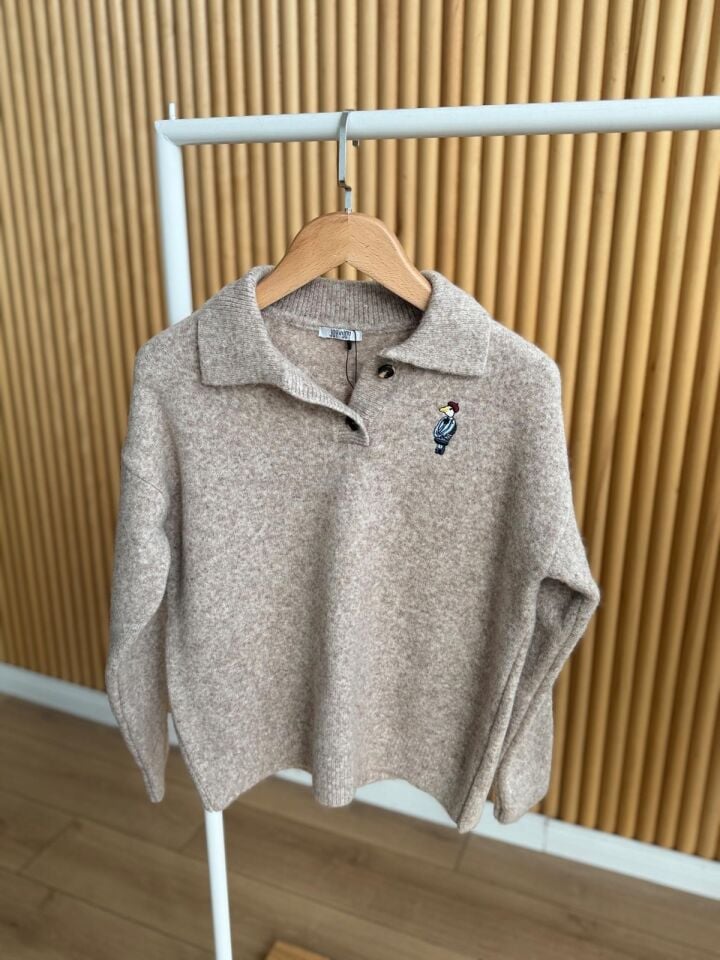 KUŞ NAKIŞLI POLO YAKA KAZAK - BEJ