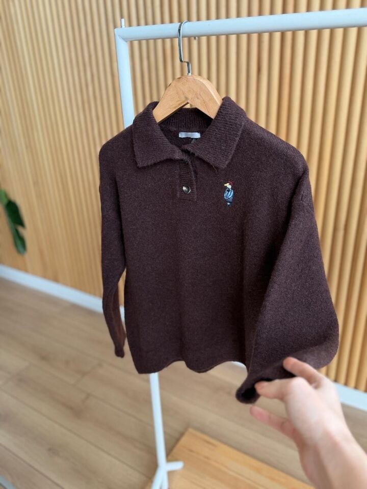 KUŞ NAKIŞLI POLO YAKA KAZAK - KAHVERENGİ