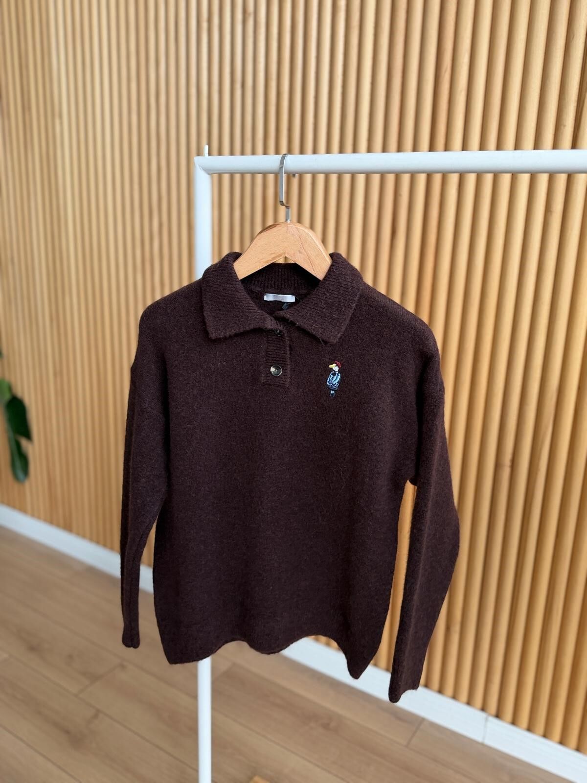 KUŞ NAKIŞLI POLO YAKA KAZAK - KAHVERENGİ